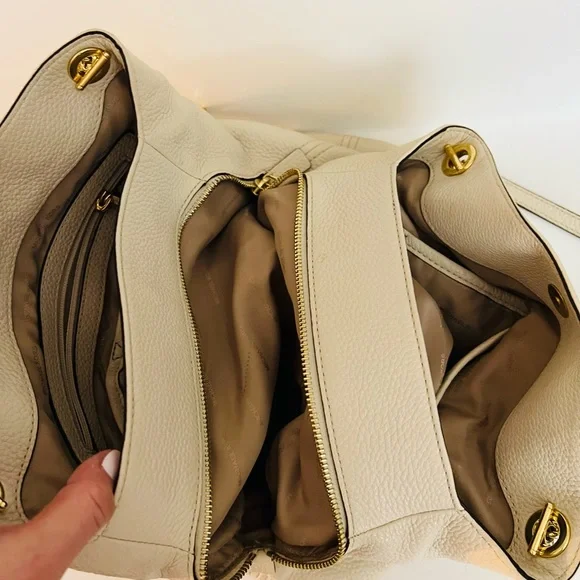 Elegant Cream Leather Shoulder Bag - Picture 3 of 7